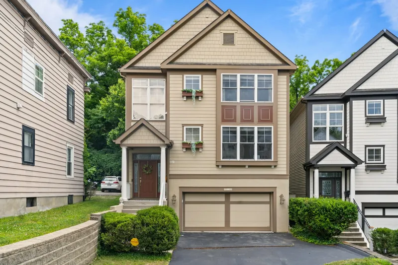 Pearland Parkway Townhome – Exterior